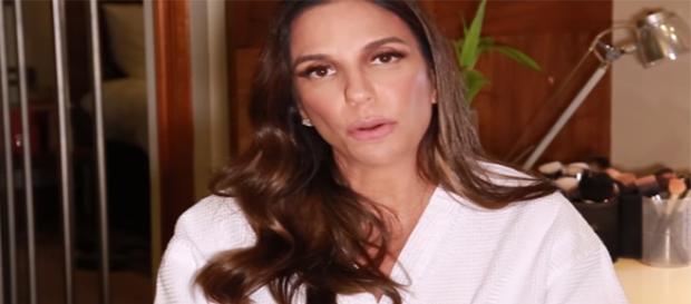 Cantora deu à luz as filhas gêmeas Cantora deu à luz as filhas gêmeas