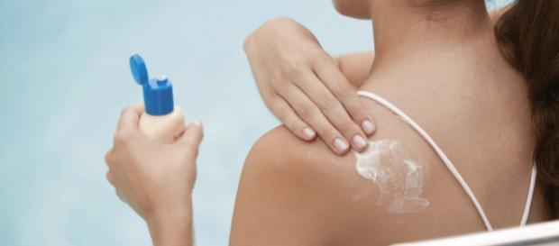 Dermatologista recomenda aplicação de filtro solar Dermatologista recomenda aplicação de filtro solar