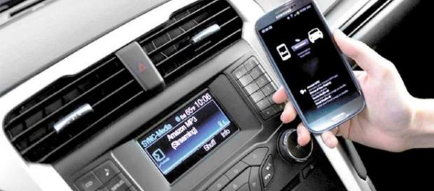 Los automóviles y los teléfonos inteligentes se fusionan. Los automóviles y los teléfonos inteligentes se fusionan.