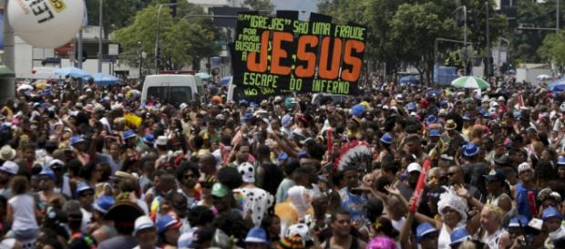 Religiosos tentam evangelizar em bloco carioca. Religiosos tentam evangelizar em bloco carioca.