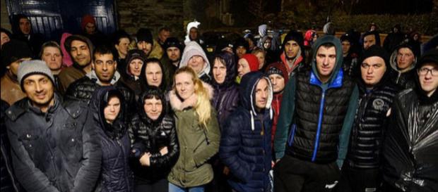 Românii care lucrau la ferma patronului arestat pentru că îi trata ca pe ”sclavi”, s-au întors la muncă - Foto: Daily Mail Românii care lucrau la ferma patronului arestat pentru că îi trata ca pe ”sclavi”, s-au întors la muncă - Foto: Daily Mail