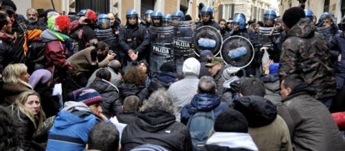 http://www.ilsussidiario.net/News/Cronaca/2018/2/11/Ultime-notizie-Di-oggi-ultim-ora-Macerata-antifascisti-in-piazza-