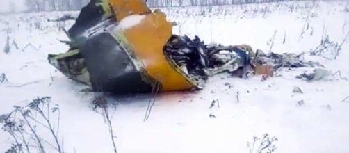I resti dell'Antonov An-148 precipitato ieri cinque minuti dopo il decollo. Tutte morte le 71 persone a bordo.