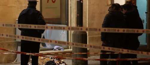 Una rapina a una gioielleria di Frattamaggiore, Napoli, ieri è finita nel sangue: un malvivente è stato ucciso dal gioielliere.