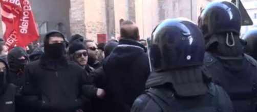 Un'immagine degli scontri di Piacenza tra carabinieri e manifestanti anti Casapound