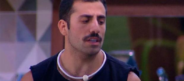Kaysar tem dia de fúria no BBB. (Foto Reprodução). Kaysar tem dia de fúria no BBB. (Foto Reprodução).