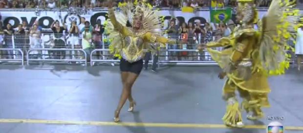 Laís Moreira, porta-bandeira, teve dificuldades no desfile. (Foto Reprodução). Laís Moreira, porta-bandeira, teve dificuldades no desfile. (Foto Reprodução).