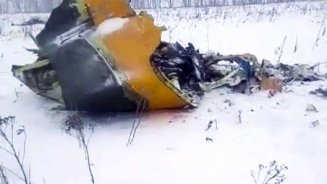 I resti dell'Antonov An-148 precipitato ieri cinque minuti dopo il decollo. Tutte morte le 71 persone a bordo.