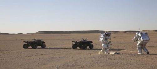 Los astronautas trabajan en el desierto Omán para la misión del hombre a Marte