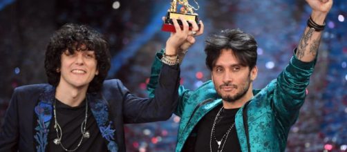 I vincitori con il premio di Sanremo in mano