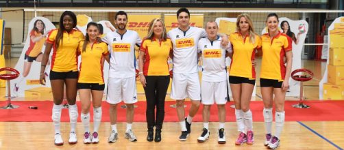 Le atlete del Dhl Volley Team, la Da Move Crew e Simona Lertora, Head of marketing & business development in Dhl Express Italy