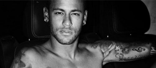 Neymar posa quase nu e quebra a internet
