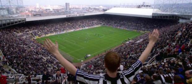 El Newcastle United Football Club es un club de fútbol con sede en Newcastle-upon-Tyne El Newcastle United Football Club es un club de fútbol con sede en Newcastle-upon-Tyne