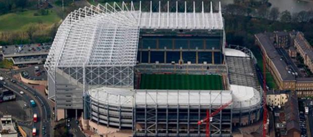 El Newcastle United Football Club es un club de fútbol con sede en Newcastle-upon-Tyne El Newcastle United Football Club es un club de fútbol con sede en Newcastle-upon-Tyne