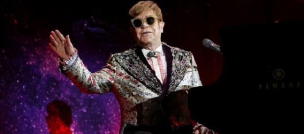 Elton John incomodado com incidente com seu cachorro Elton John incomodado com incidente com seu cachorro