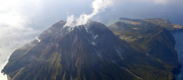 La isla de Satsuma Iojima, en el este de China, se extiende a ambos lados del borde occidental de la Caldera Kikai La isla de Satsuma Iojima, en el este de China, se extiende a ambos lados del borde occidental de la Caldera Kikai