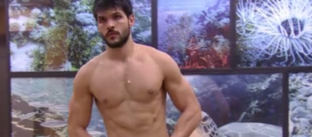 Lucas deixa parte íntima à mostra e enlouquece as fãs Lucas deixa parte íntima à mostra e enlouquece as fãs
