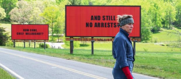 Mildred vor ihren drei "Billboards" - szene-hamburg.com Mildred vor ihren drei "Billboards" - szene-hamburg.com