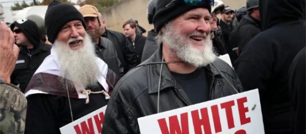 Nacionalistas blancos se manifestaron en dos ciudades de Tennessee. Nacionalistas blancos se manifestaron en dos ciudades de Tennessee.