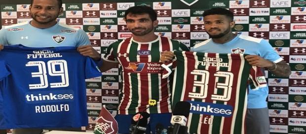 Sócio-torcedor "apresenta" Rodolfo (esquerda) e Léo (direita) no Fluminense (Foto: Divulgação/Fluminense FC) Sócio-torcedor "apresenta" Rodolfo (esquerda) e Léo (direita) no Fluminense (Foto: Divulgação/Fluminense FC)