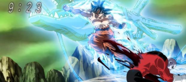 Son Goku en su forma final atraviesa a Jiren Son Goku en su forma final atraviesa a Jiren