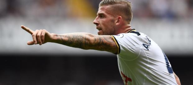 Toby Alderweireld celebra la noticia de los titulares en Rumor Mill. Toby Alderweireld celebra la noticia de los titulares en Rumor Mill.