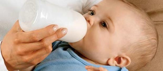 Los peligros de alimentar a los bebés con la "fijación de botellas" Los peligros de alimentar a los bebés con la "fijación de botellas"