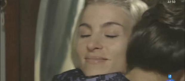 Una Vita: Cayetana ha baciato Teresa Una Vita: Cayetana ha baciato Teresa