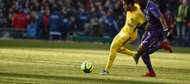 Yaya Sanogo pelea con Neymar en el triunfo 1-0 de PSG sobre Toulouse Yaya Sanogo pelea con Neymar en el triunfo 1-0 de PSG sobre Toulouse