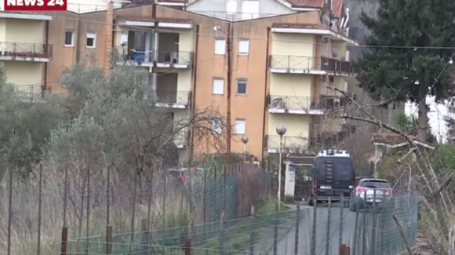 In una villetta bifamiliare dell'abitato di Rende sono stati trovati i corpi senza vita di padre, madre e due figli.