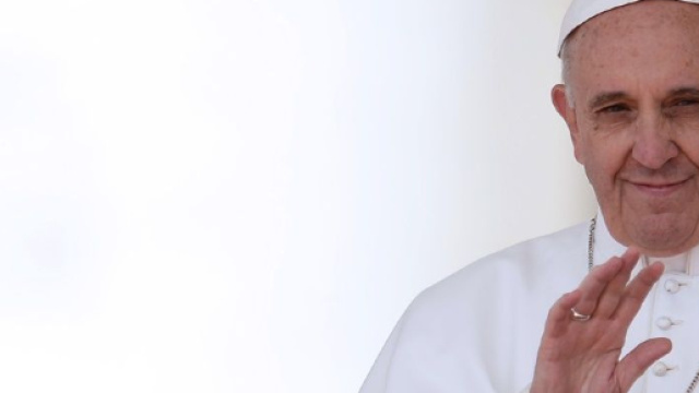 Papa Francesco: telefonata ad una mamma e al figlio malato, 'pregher&ograve; per voi'