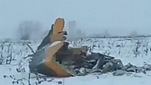 Russia, aereo di linea si schianta: morte 71 persone (foto- lanotiziagiornale.it)