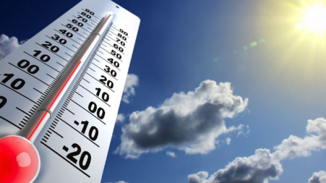 Un termometro e il cielo sereno