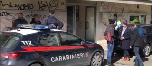 Carabinieri e passanti sul luogo del delitto: lo studio dentistico dove la donna lavorava.
