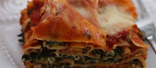 Fogli di lasagna con besciamella e spinaci (Via Flickr - Meal Makeover Moms)