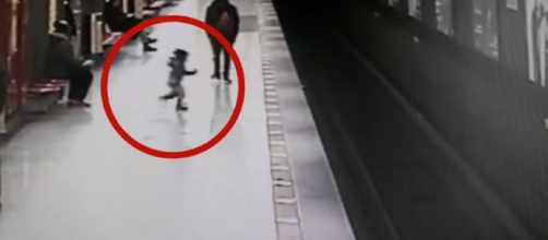 La corsa del piccolo di 2 anni sfuggito alla vigilanza della mamma e caduto sui binari della metro a Milano.