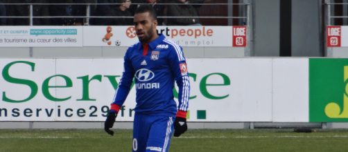 Lacazette, nella foto con la maglia del Lione, è oggi un giocatore dell'Arsenal