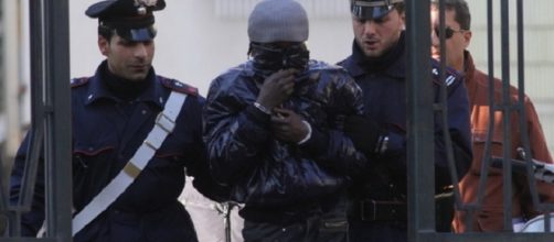 Nigeriano accusato di atti osceni davanti a dei bambini