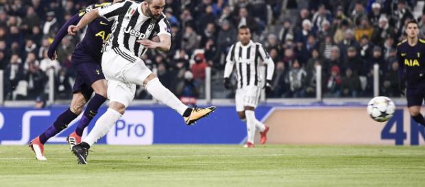 Gonzalo Higuaín exhibe aplomo y precisión para convertir a la Juventus en una ventaja de segundo minuto. Gonzalo Higuaín exhibe aplomo y precisión para convertir a la Juventus en una ventaja de segundo minuto.