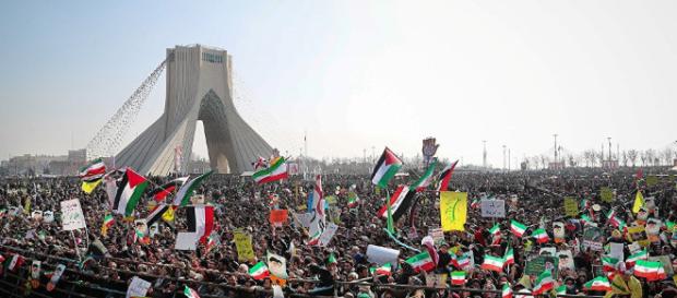 Irán exhibe nuevos misiles en el 39º Aniversario de Revolución. - israeluni.com Irán exhibe nuevos misiles en el 39º Aniversario de Revolución. - israeluni.com