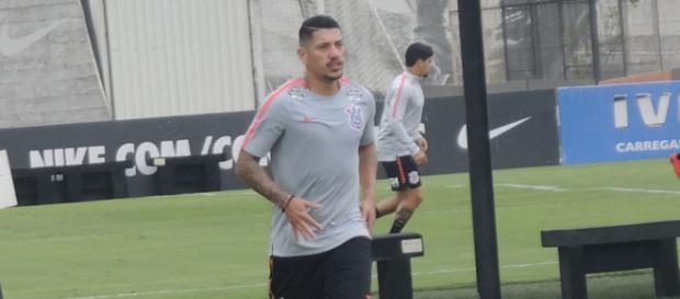 Jogador correu no gramado do CT. (Foto Reprodução). Jogador correu no gramado do CT. (Foto Reprodução).