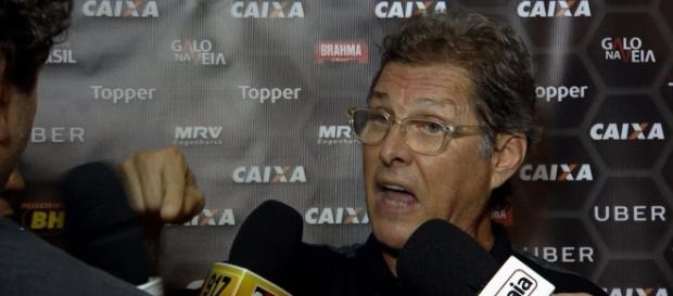Oswaldo em momento que discutia com repórter Oswaldo em momento que discutia com repórter