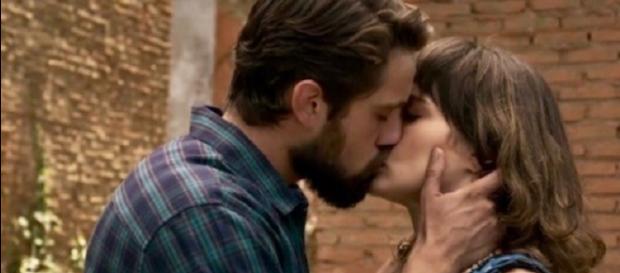 Renato pede Clara em casamento em "O Outro Lado do Paraíso" (Imagem/Rede Globo) Renato pede Clara em casamento em "O Outro Lado do Paraíso" (Imagem/Rede Globo)