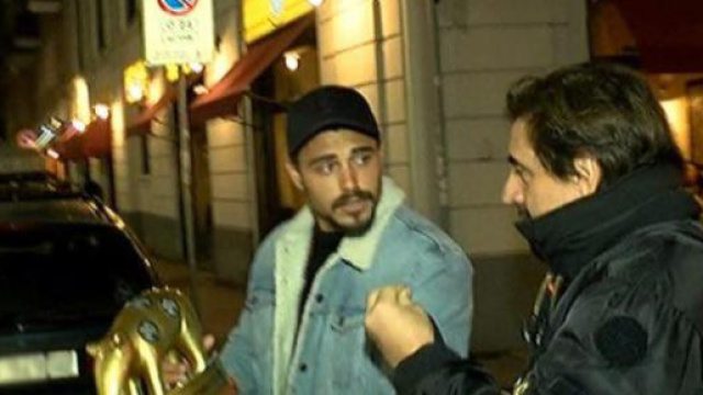 Francesco Monte con Valerio Staffelli e il tapiro d'oro