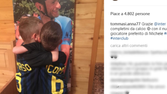 I figli di Scarponi davanti alla foto del papà.