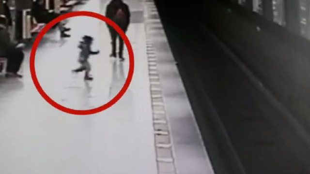 La corsa del piccolo di 2 anni sfuggito alla vigilanza della mamma e caduto sui binari della metro a Milano.
