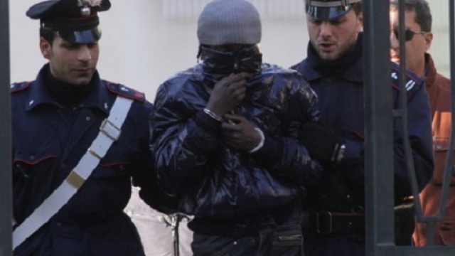 Nigeriano accusato di atti osceni davanti a dei bambini