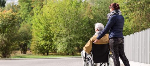 Badanti e colf hanno diritto a 960 euro all'anno di bonus