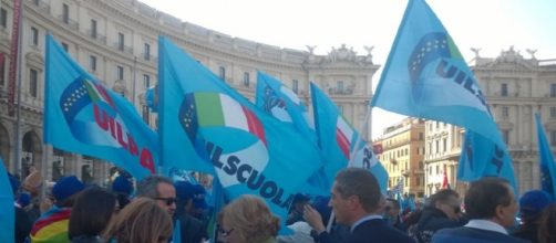 Corteo di manifestanti della UIL SCUOLA