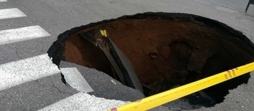 foto di una voragine sulla strada